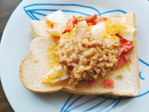 エゴマ油かけ納豆と鮭とゆで卵のトースト